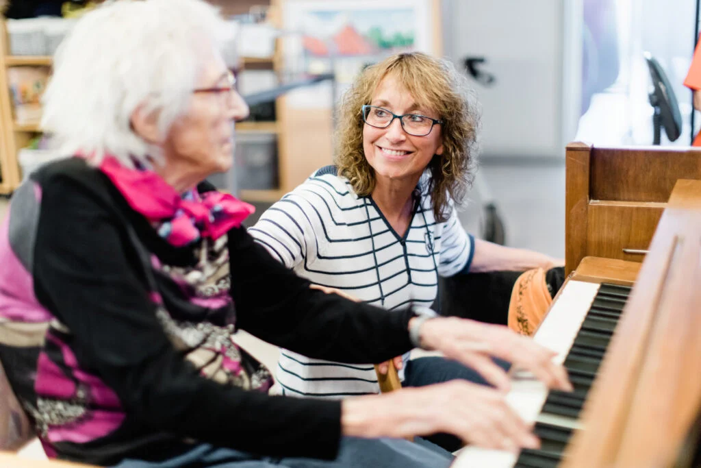 äldre och yngre kvinna vid piano
