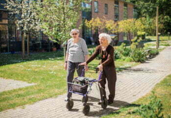 två kvinnor på promenad